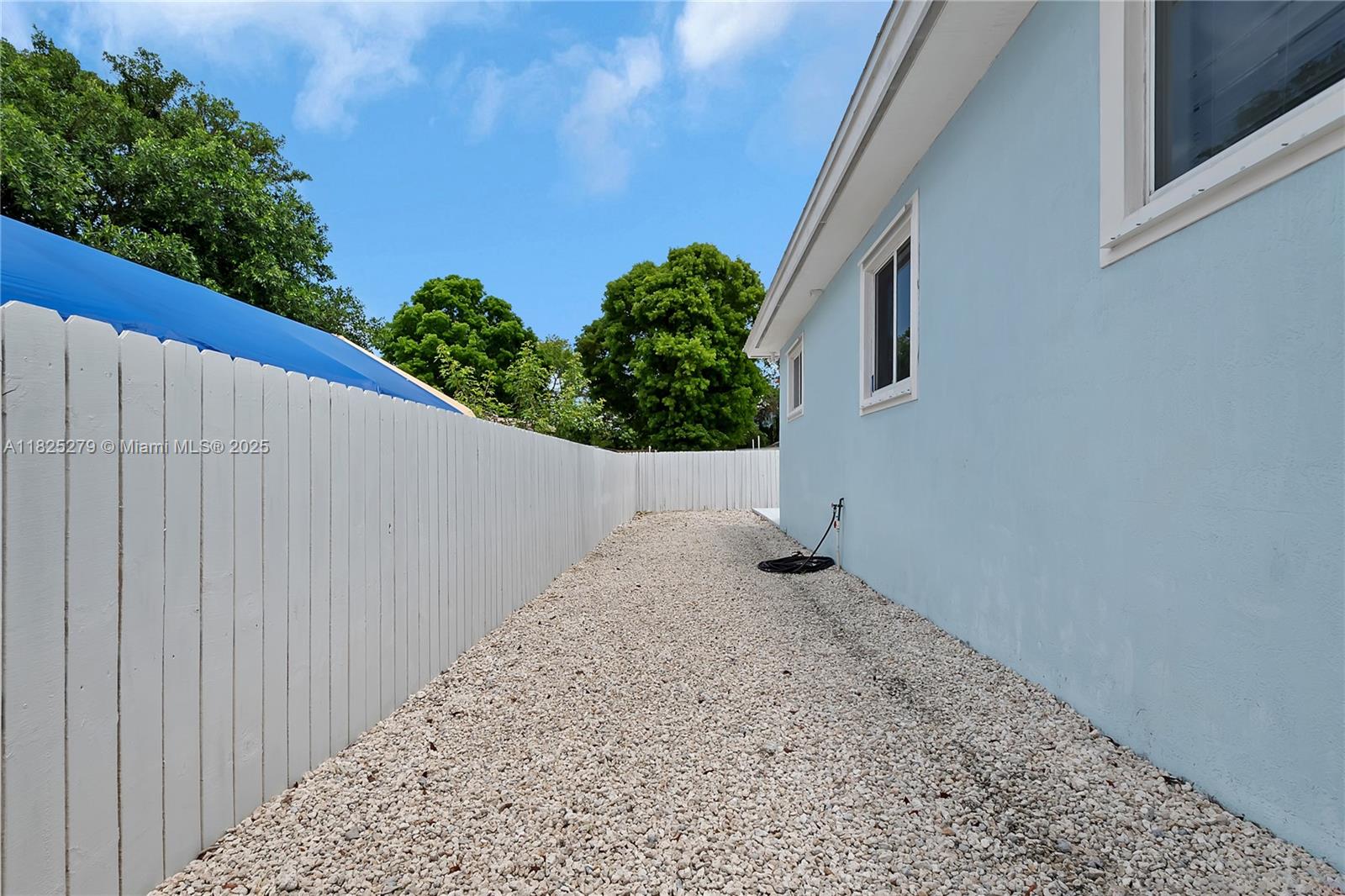 939 Plantation Road Key Largo, FL 33037 - Photo 5 of 41 a backyard of a house