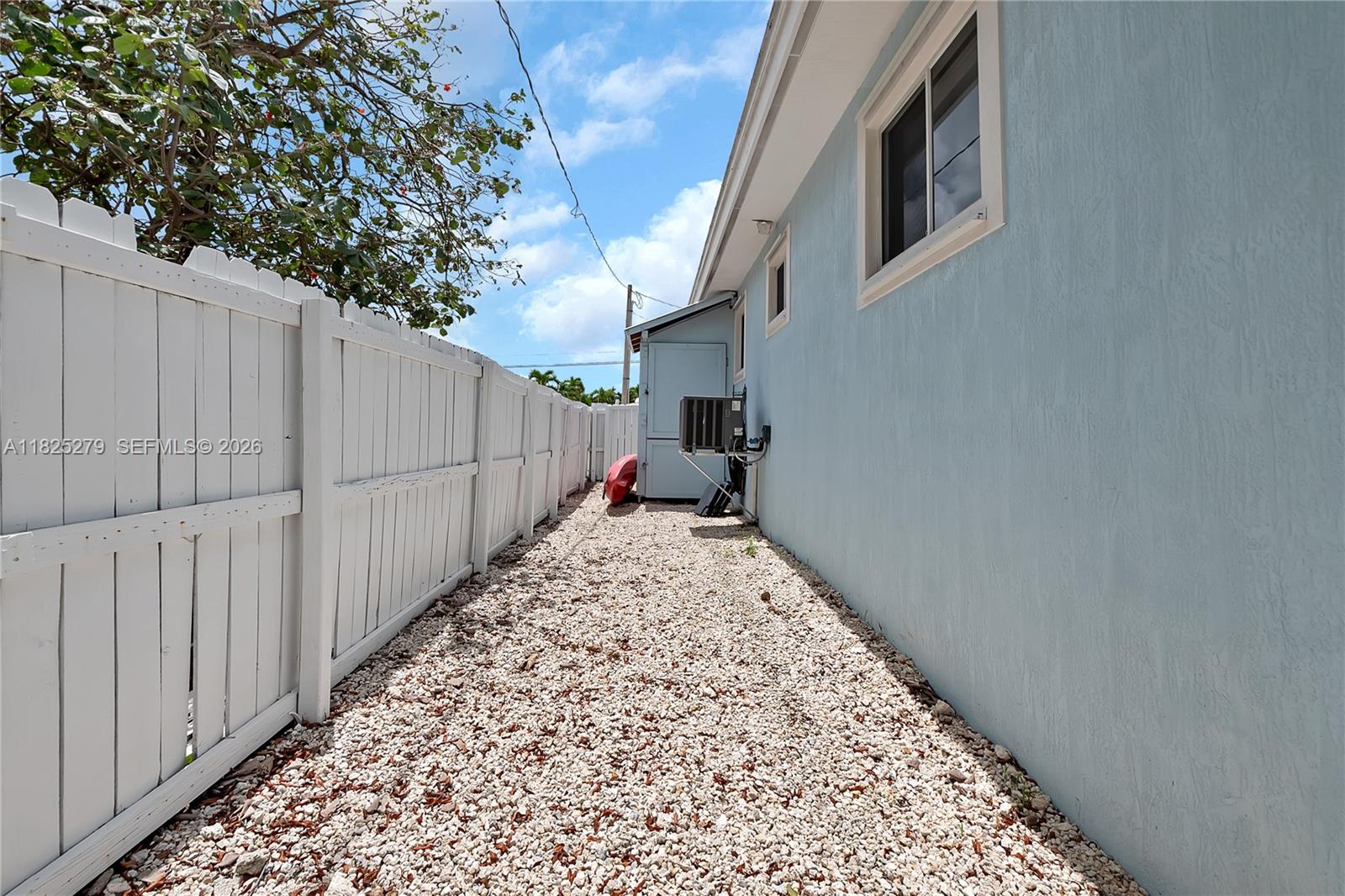 939 Plantation Road Key Largo, FL 33037 - Photo 5 of 40 a view of a backyard