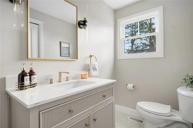 $749,900 | 137 Bayview Avenue, North Kingstown, RI 02852