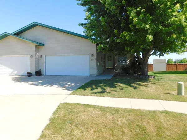 $299,900 | 840 Lakeridge Place, West Fargo, ND 58078