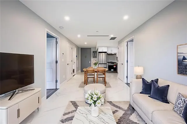 $933,000 | 643 5th Avenue, Unit 6D | Greenwood Heights