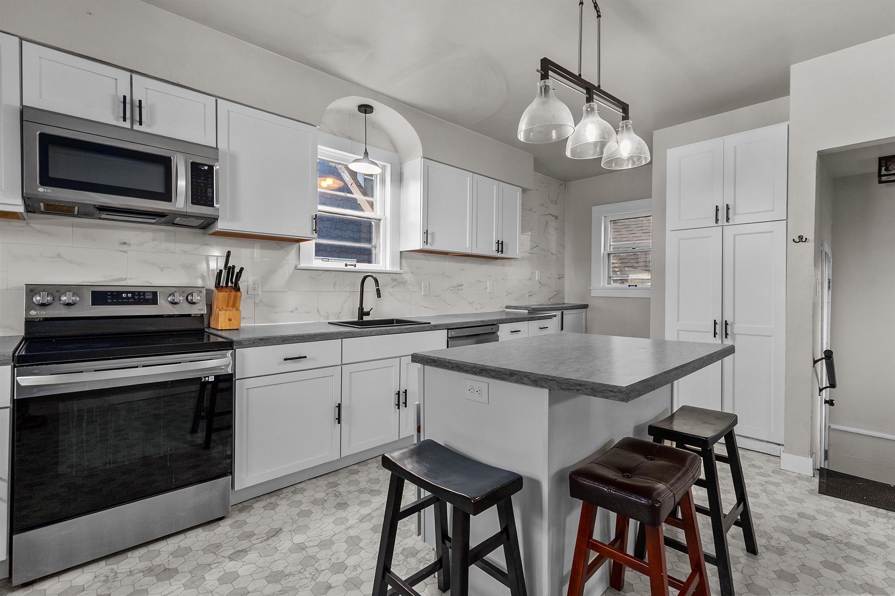 818 North Durkee Street Appleton, WI 54911 - Photo 2 of 45