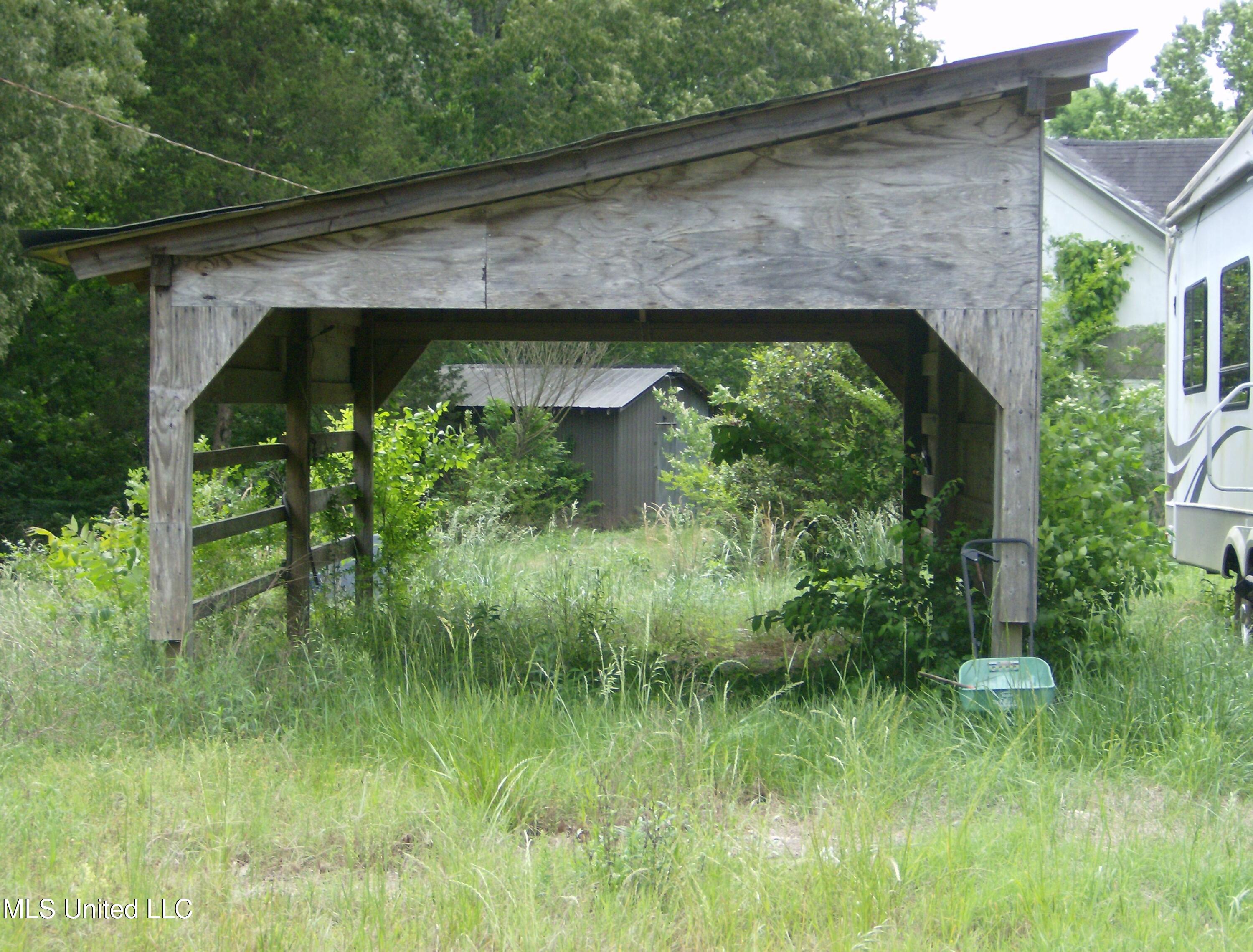 13705 Byhalia Road Byhalia, MS 38611 - Photo 6 of 7 Covered storage