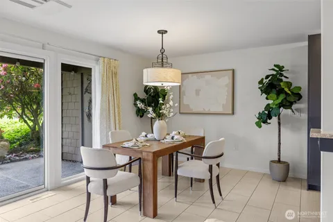 $1,100,000 | 17498 Northeast 40th Place, Unit I1, Redmond, WA 98052