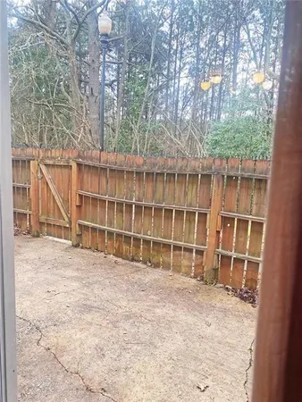 a view of a backyard