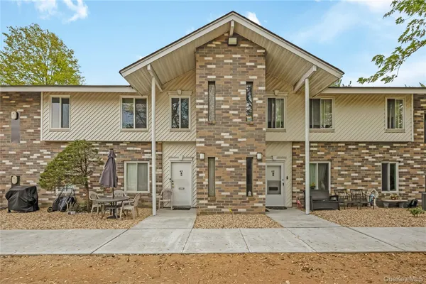 $219,999 | 10 Aspen Court, Unit 10, Coram, NY 11727