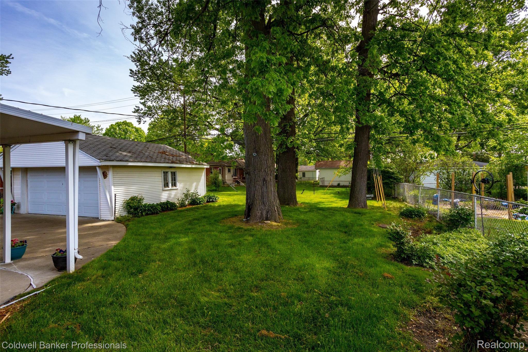 9160 Merriman Road Livonia, MI 48150 - Photo 35 of 39 back yard