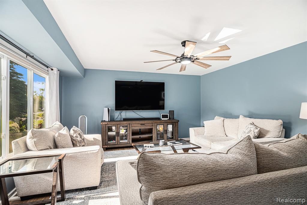 1284 Seymour Road Flint, MI 48532 - Photo 3 of 16