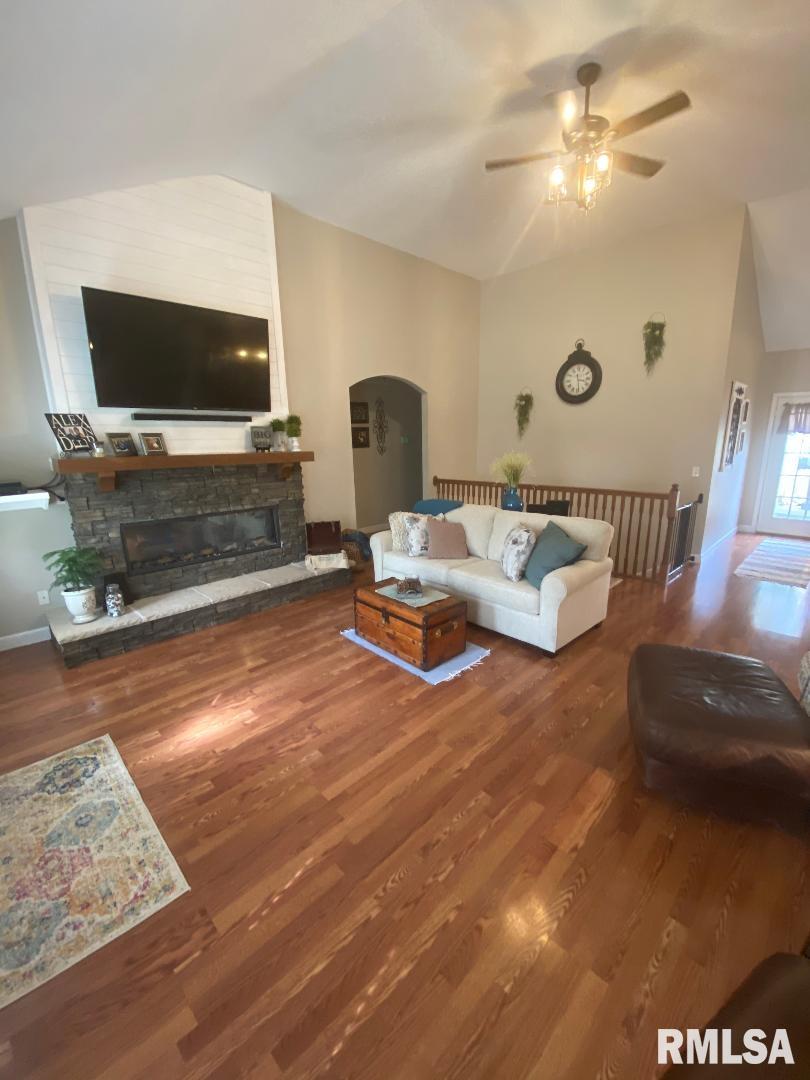 398 Gilliland Road Walnut Hill, IL 62893 - Photo 3 of 32