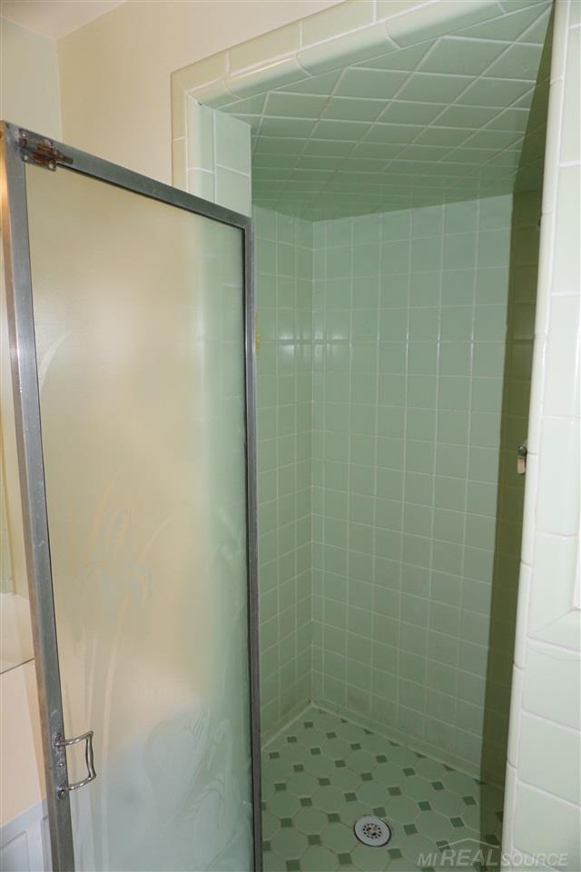 1913 Severn Road Grosse Pointe, MI 48236 - Photo 20 of 24 31371619-19.JPG