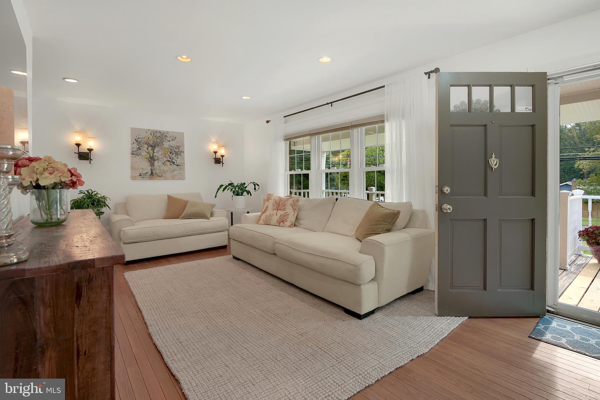 1989 Valley Road Annapolis, MD 21401 - Photo 7 of 42 GREAT LIVING ROOM FANTASTIC TO GREET GUESTS IN