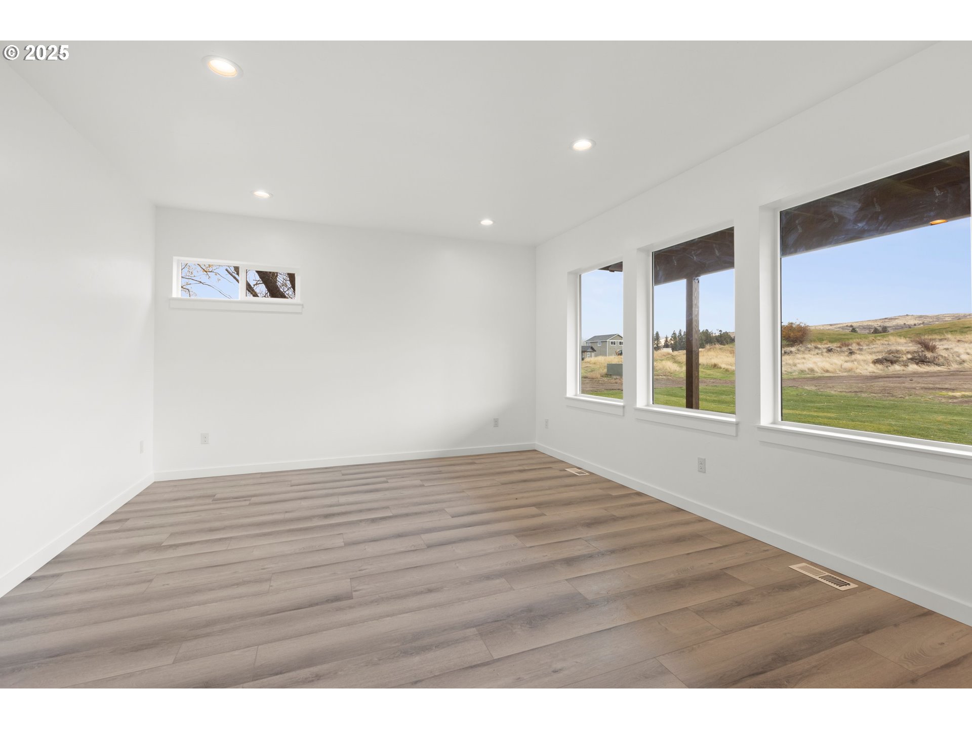 240 Heritage Lane Union, OR 97883 - Photo 17 of 36 a view of an empty room with wooden floor and a window