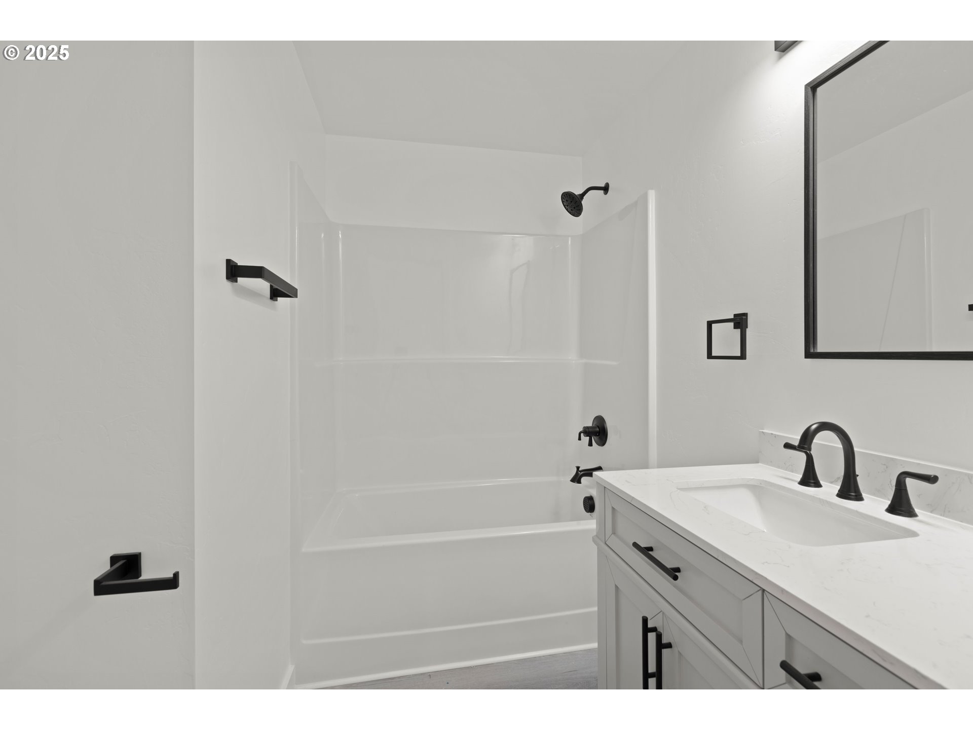 240 Heritage Lane Union, OR 97883 - Photo 26 of 36 a bathroom with a sink a mirror and a bathtub