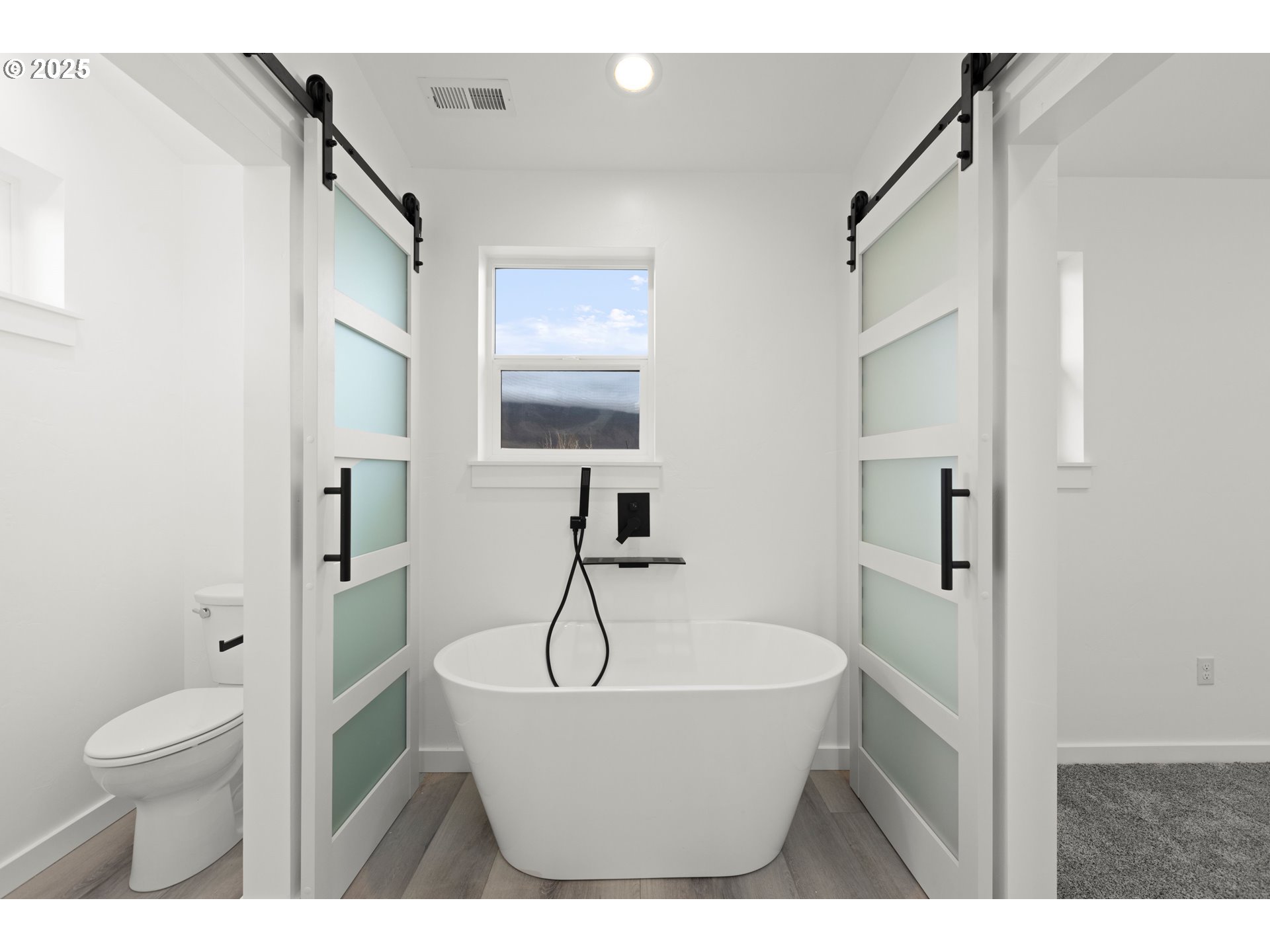 240 Heritage Lane Union, OR 97883 - Photo 34 of 36 a bathroom with a bathtub and a toilet