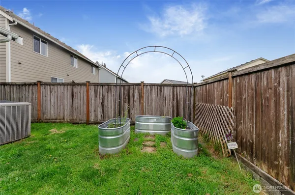 a view of a backyard