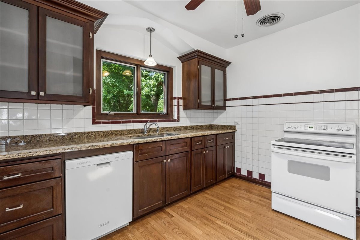 461 Uvedale Road Riverside, IL 60546 - Photo 13 of 23