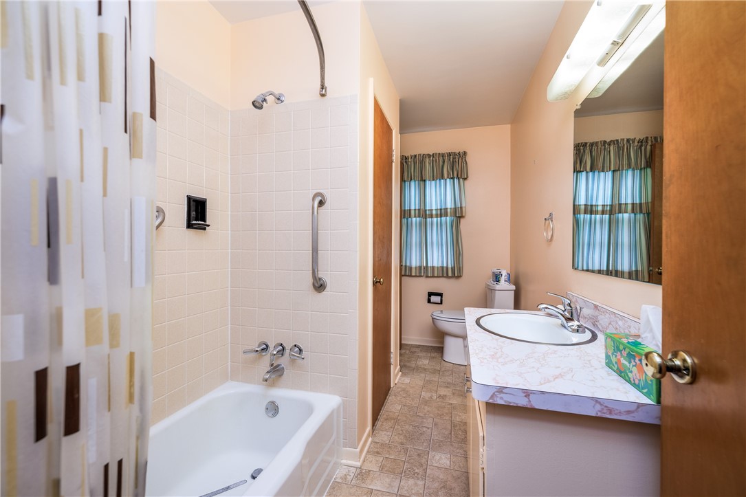 294 Ridgeview Drive Perinton, NY 14445 - Photo 27 of 36 Full main bath with tub/shower