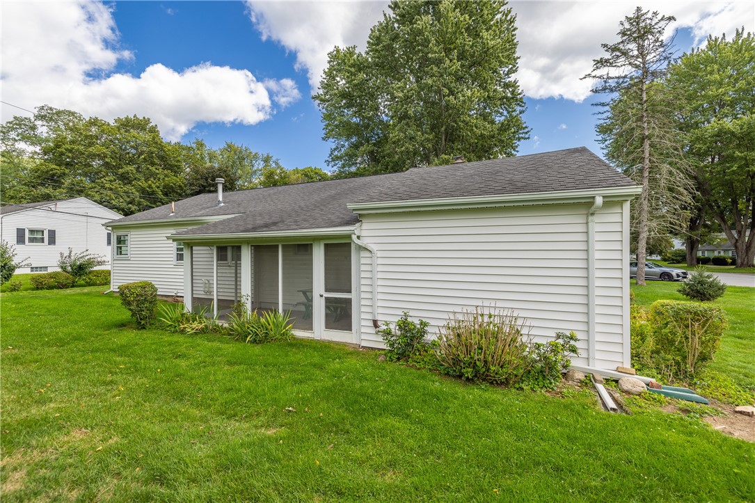 294 Ridgeview Drive Perinton, NY 14445 - Photo 4 of 36 Vinyl sided!