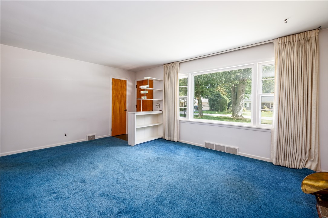 294 Ridgeview Drive Perinton, NY 14445 - Photo 9 of 36 Large front picture window!