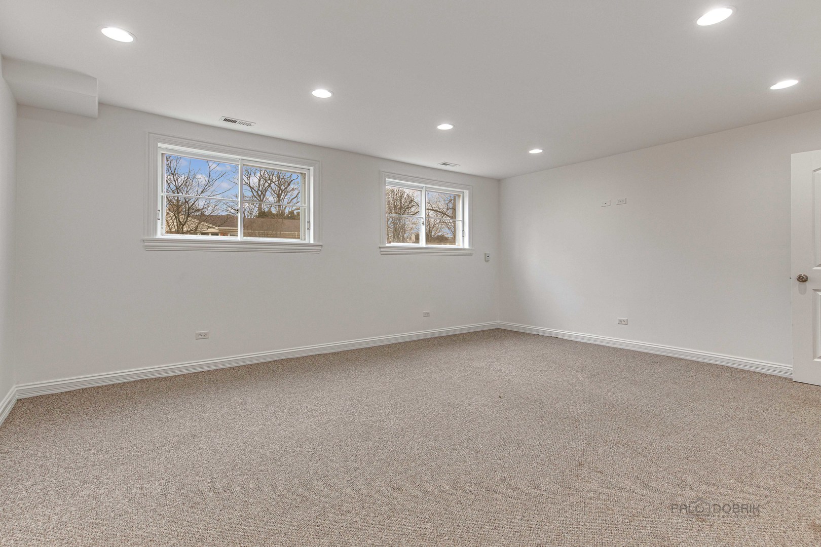 216 Green Bay Road Lake Bluff, IL 60044 - Photo 23 of 35 an empty room with a window