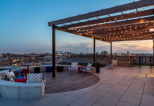 171 North Aberdeen Street, Unit 1008 Chicago, IL 60607 - Photo 24 of 25 a terrace view with sitting space