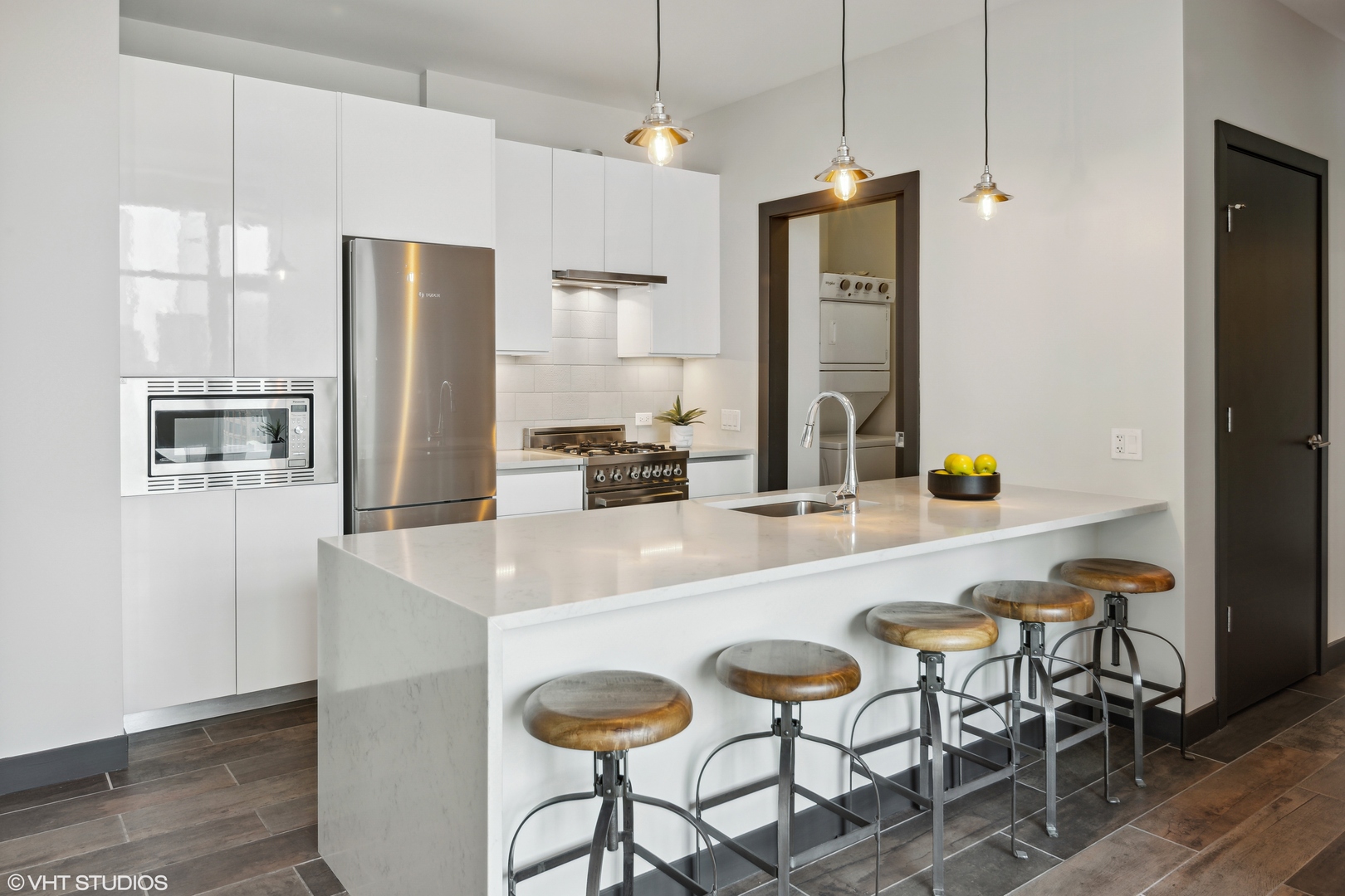 171 North Aberdeen Street, Unit 1008 Chicago, IL 60607 - Photo 6 of 25 a kitchen with granite countertop a table chairs stove and refrigerator
