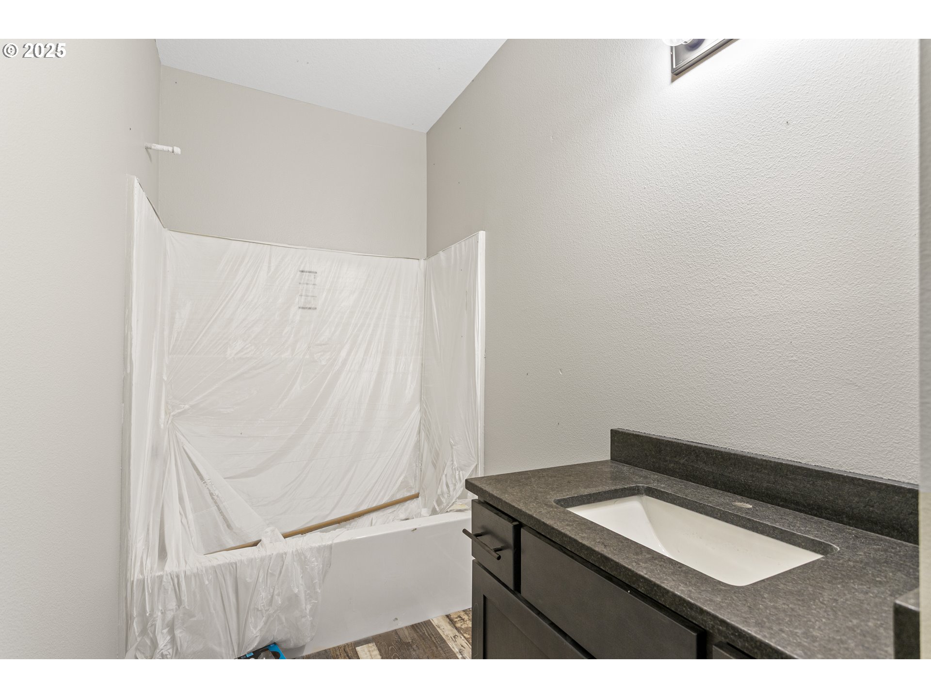 158 East H Street Vernonia, OR 97064 - Photo 18 of 33 a bathroom with a bathtub