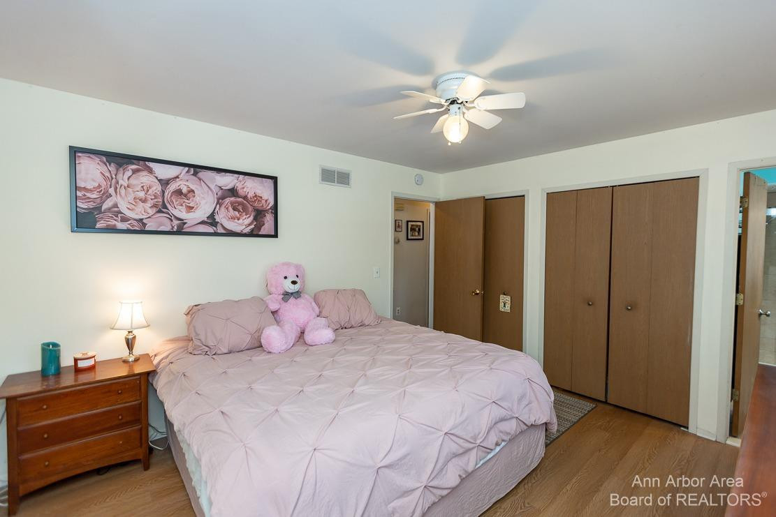 689 Glenwyth Road Brighton, MI 48116 - Photo 13 of 52 Master bedroom