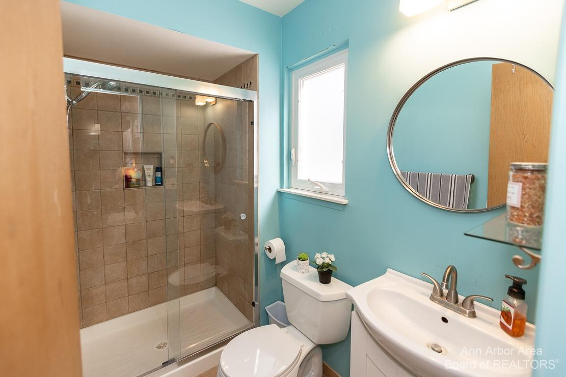 689 Glenwyth Road Brighton, MI 48116 - Photo 14 of 52 Master bedroom bath