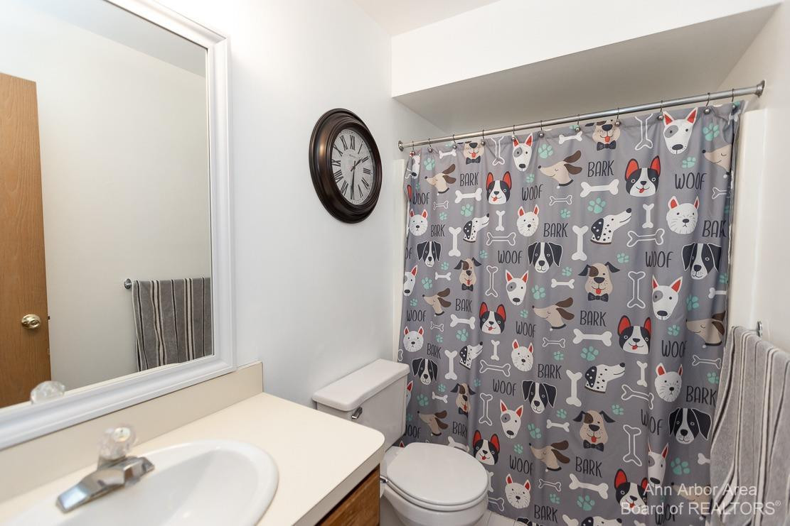 689 Glenwyth Road Brighton, MI 48116 - Photo 16 of 52 hall bathroom with tub