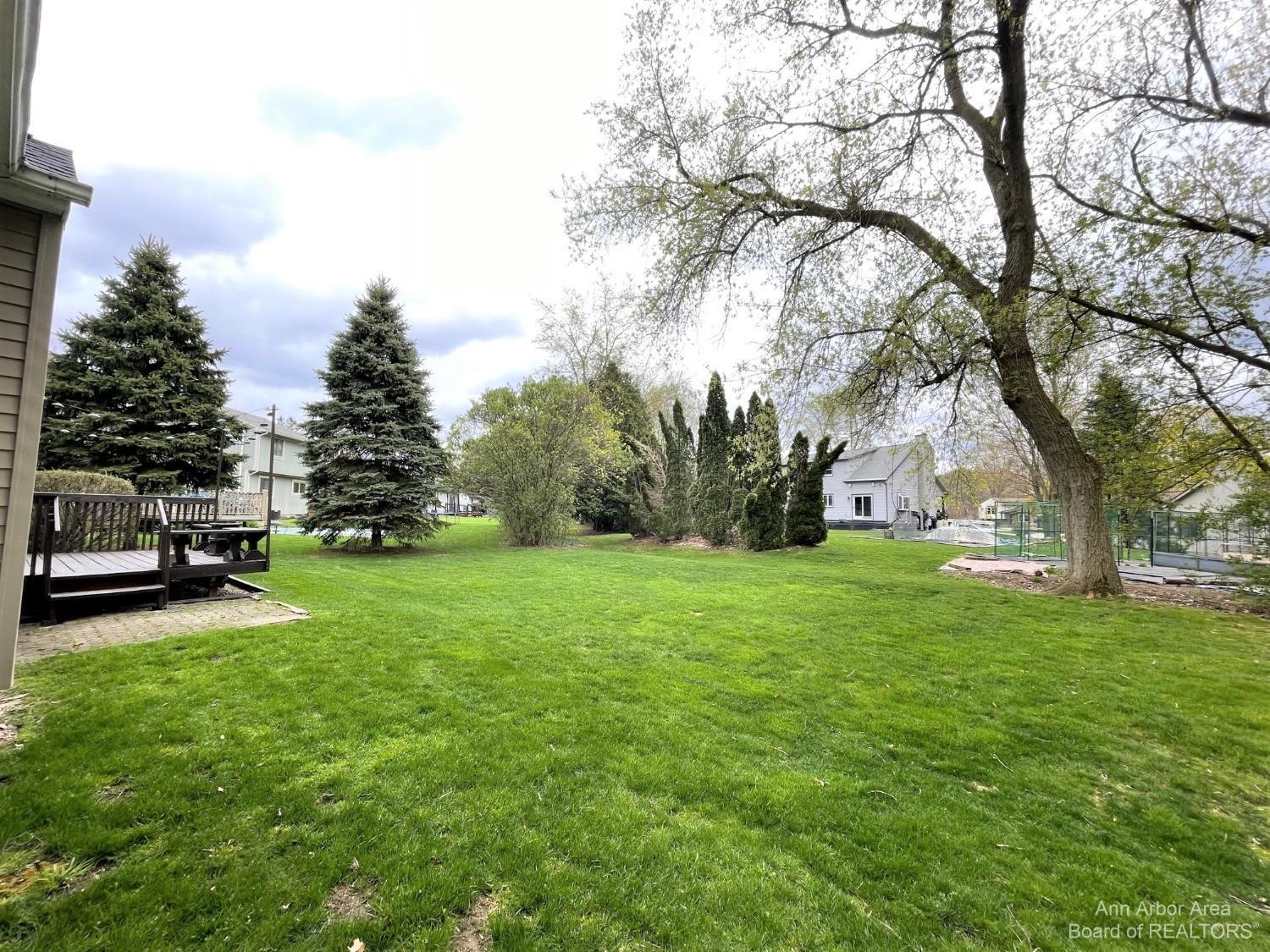 689 Glenwyth Road Brighton, MI 48116 - Photo 2 of 52 back yard