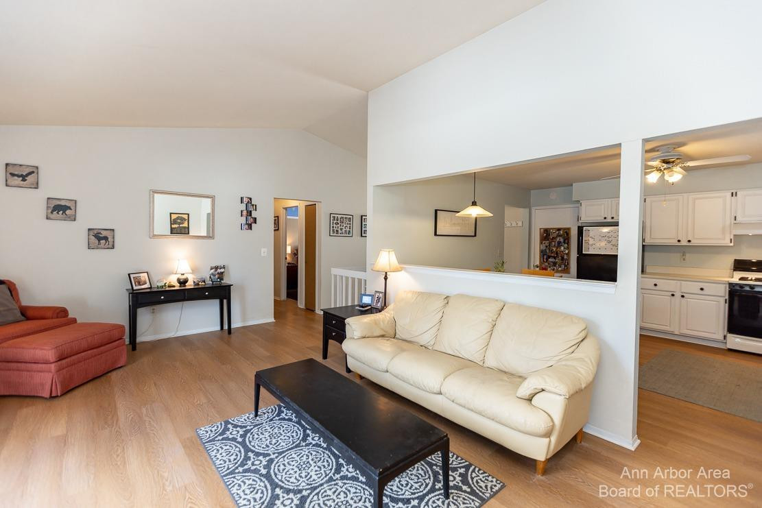 689 Glenwyth Road Brighton, MI 48116 - Photo 5 of 52 Great Room
