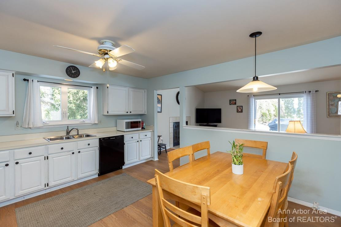 689 Glenwyth Road Brighton, MI 48116 - Photo 6 of 52 Kitchen before change in lighting