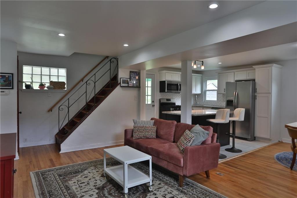 526 Weyman Road Pittsburgh, PA 15236 - Photo 6 of 11 Gallery Image 6