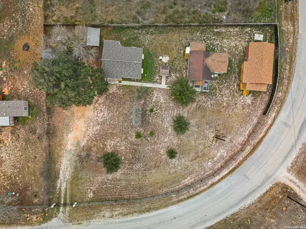 a view of a house with backyard and tree