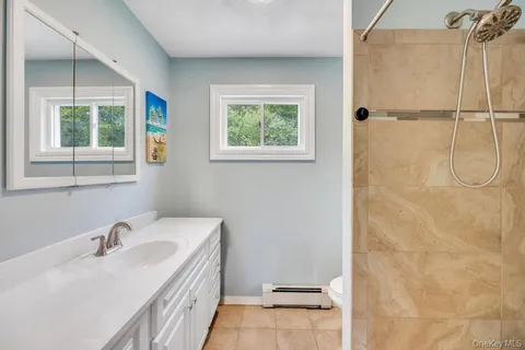 $899,999 | 20 Canterbury Court, Oakdale, NY 11769