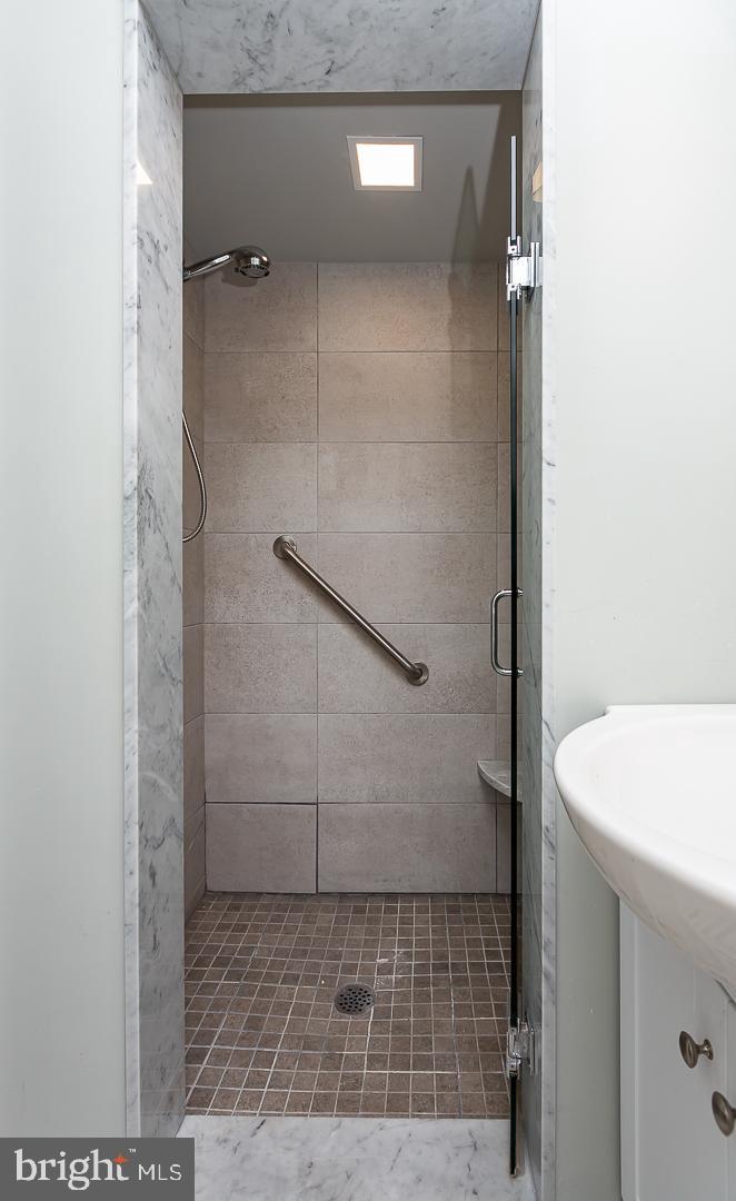 2325 Poplar Road Havertown, PA 19083 - Photo 22 of 34 Primary Bedroom Bathroom