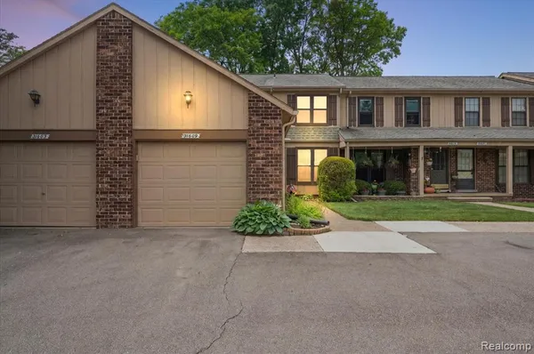 $200,000 | 31609 Green Meadow Lane, Unit 139, Warren, MI 48093