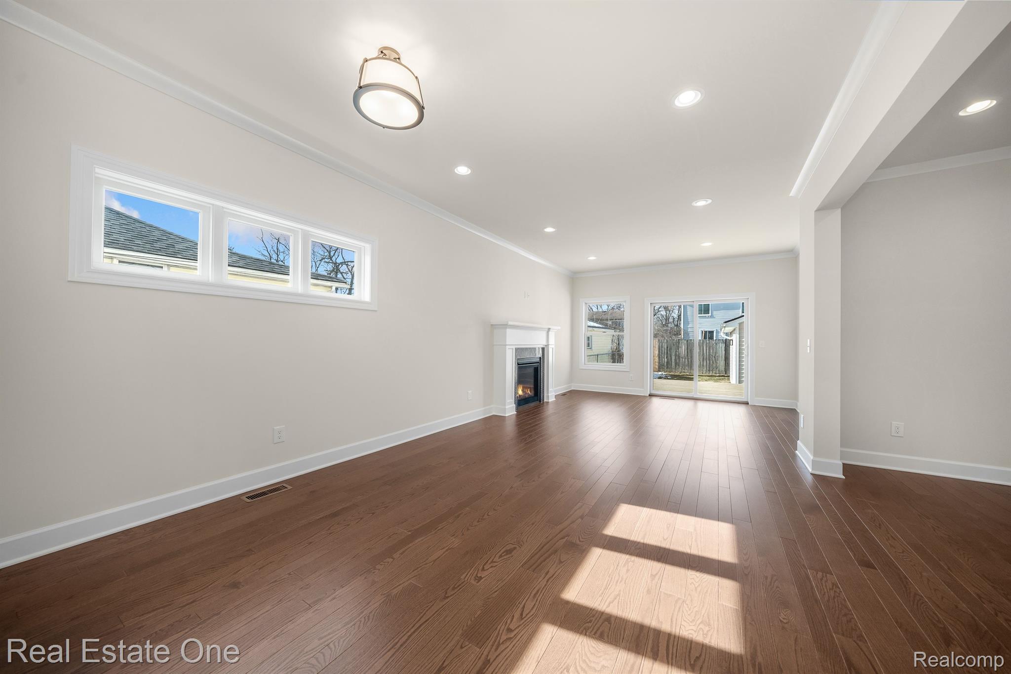 3169 Cumberland Road Berkley, MI 48072 - Photo 8 of 36 Spacious great room / dining area