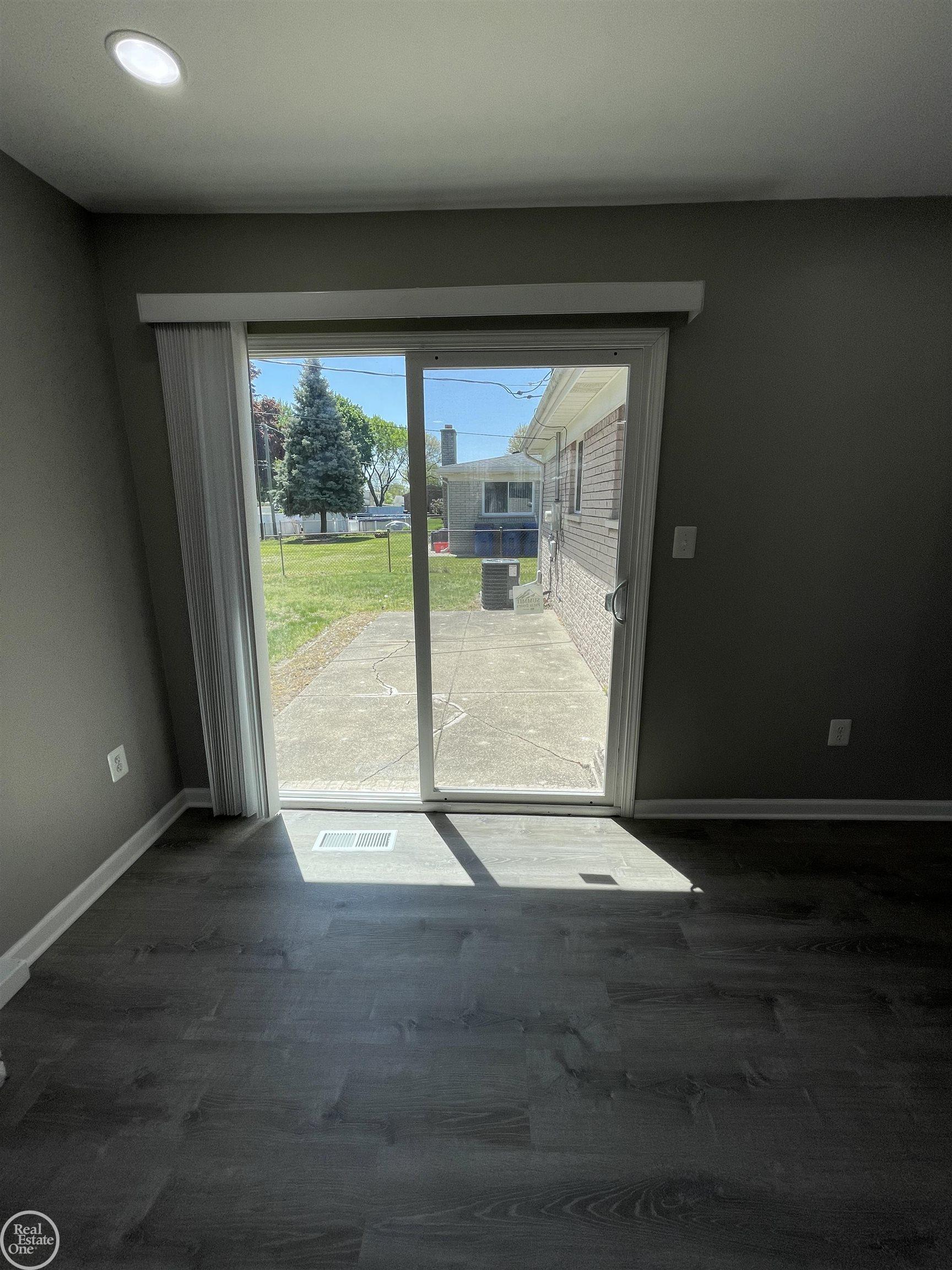 26404 Burg Road Warren, MI 48089 - Photo 24 of 35 50174300-a4d614ea-5a9f-42cf-82ee-c8ca87db860c.JPG
