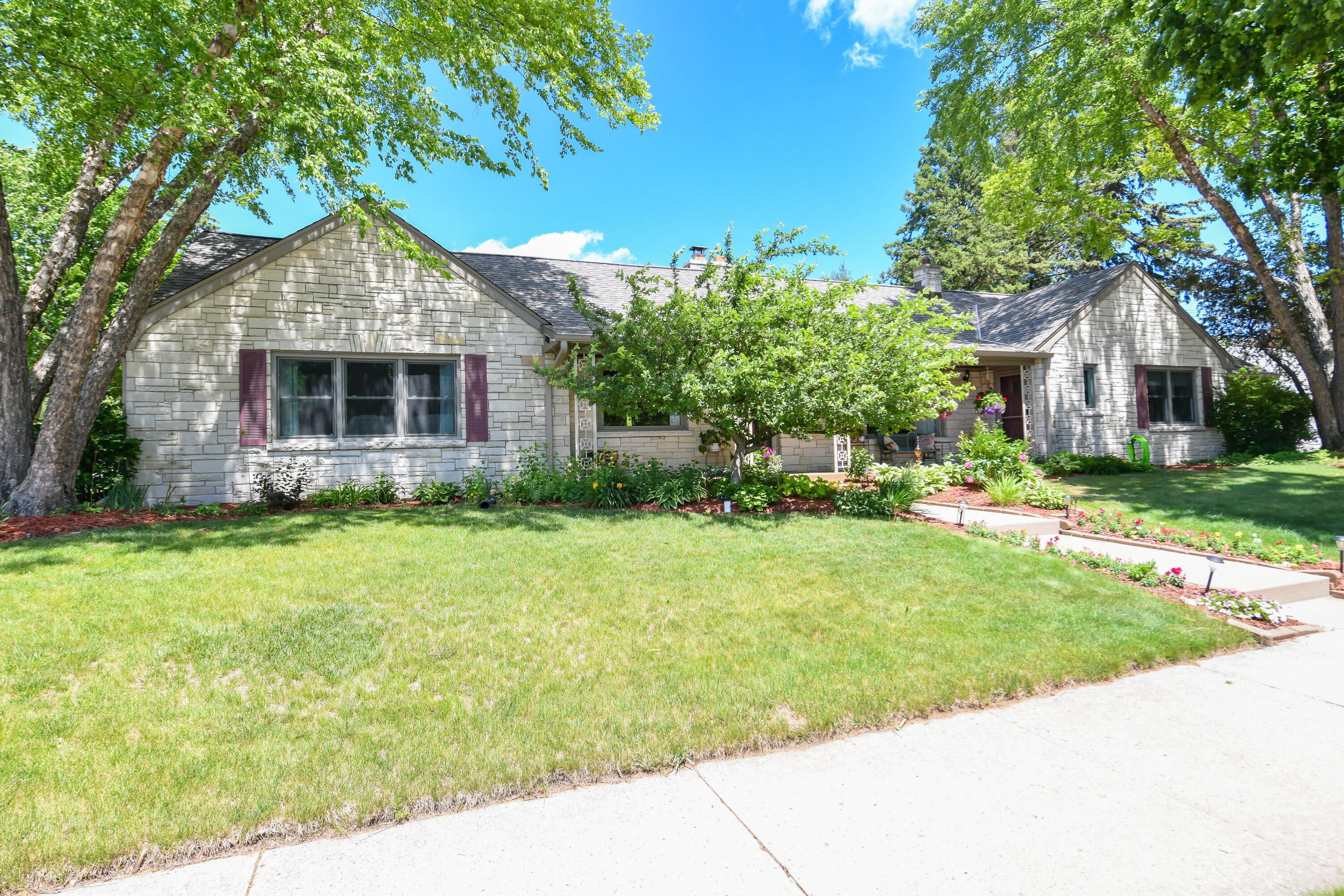 9740 West Center Street Milwaukee, WI 53222 - Photo 44 of 49 Beautiful Stone Exterior