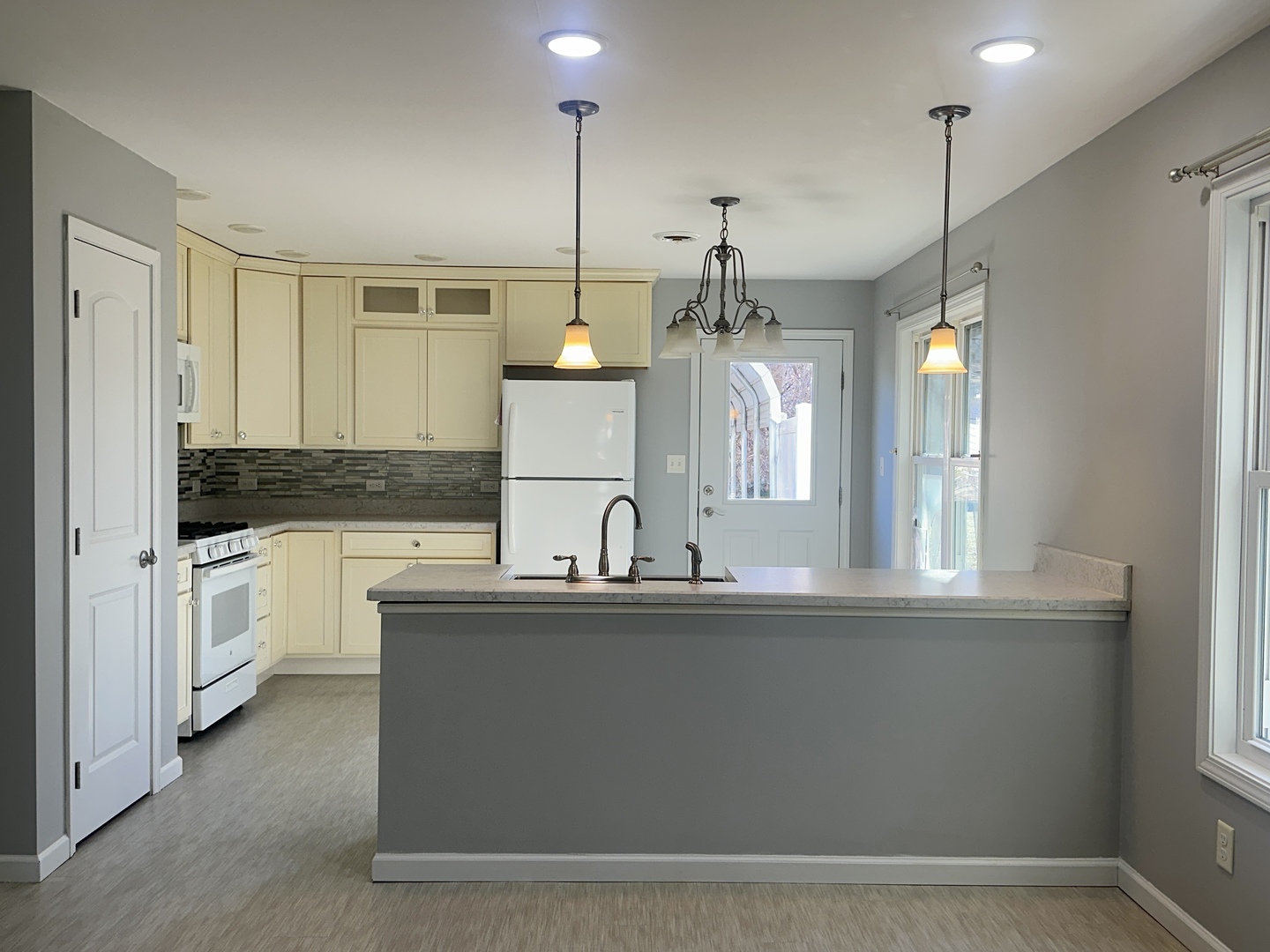 1519 Pine Street Murphysboro, IL 62966 - Photo 2 of 12 a kitchen with counter top space and appliances