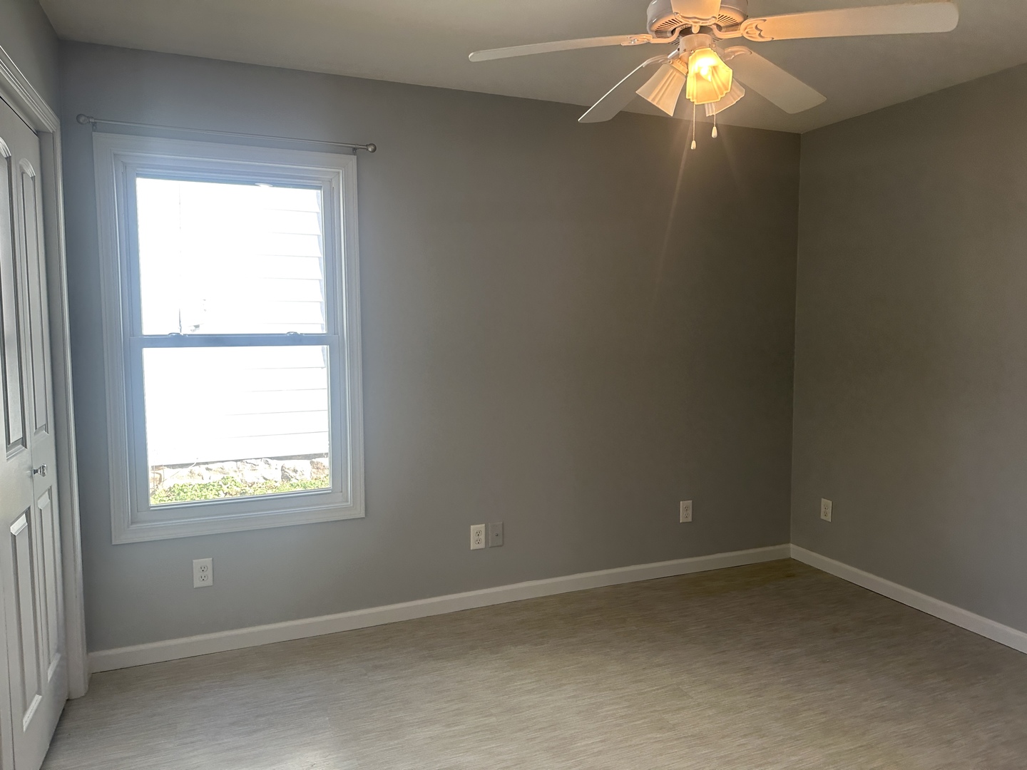 1519 Pine Street Murphysboro, IL 62966 - Photo 7 of 12 an empty room with a window