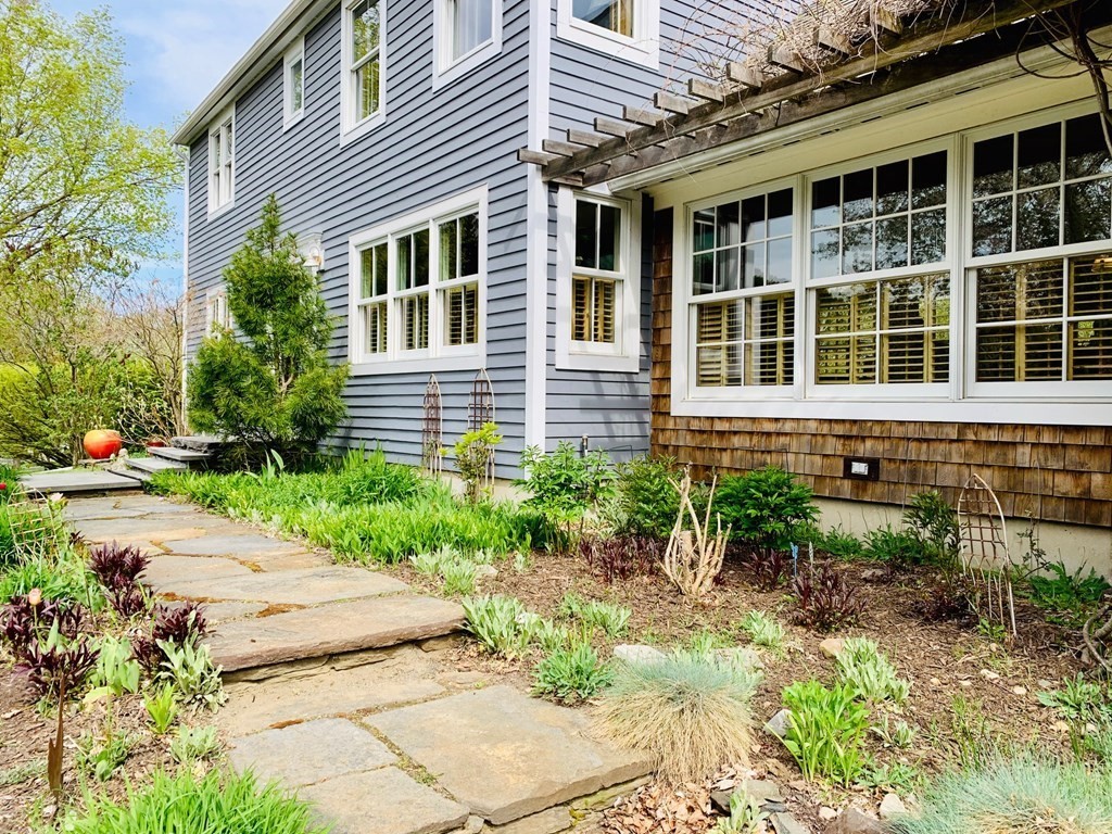 382 Middle Street Amherst, MA 01002 - Photo 2 of 42 Gallery Image 2