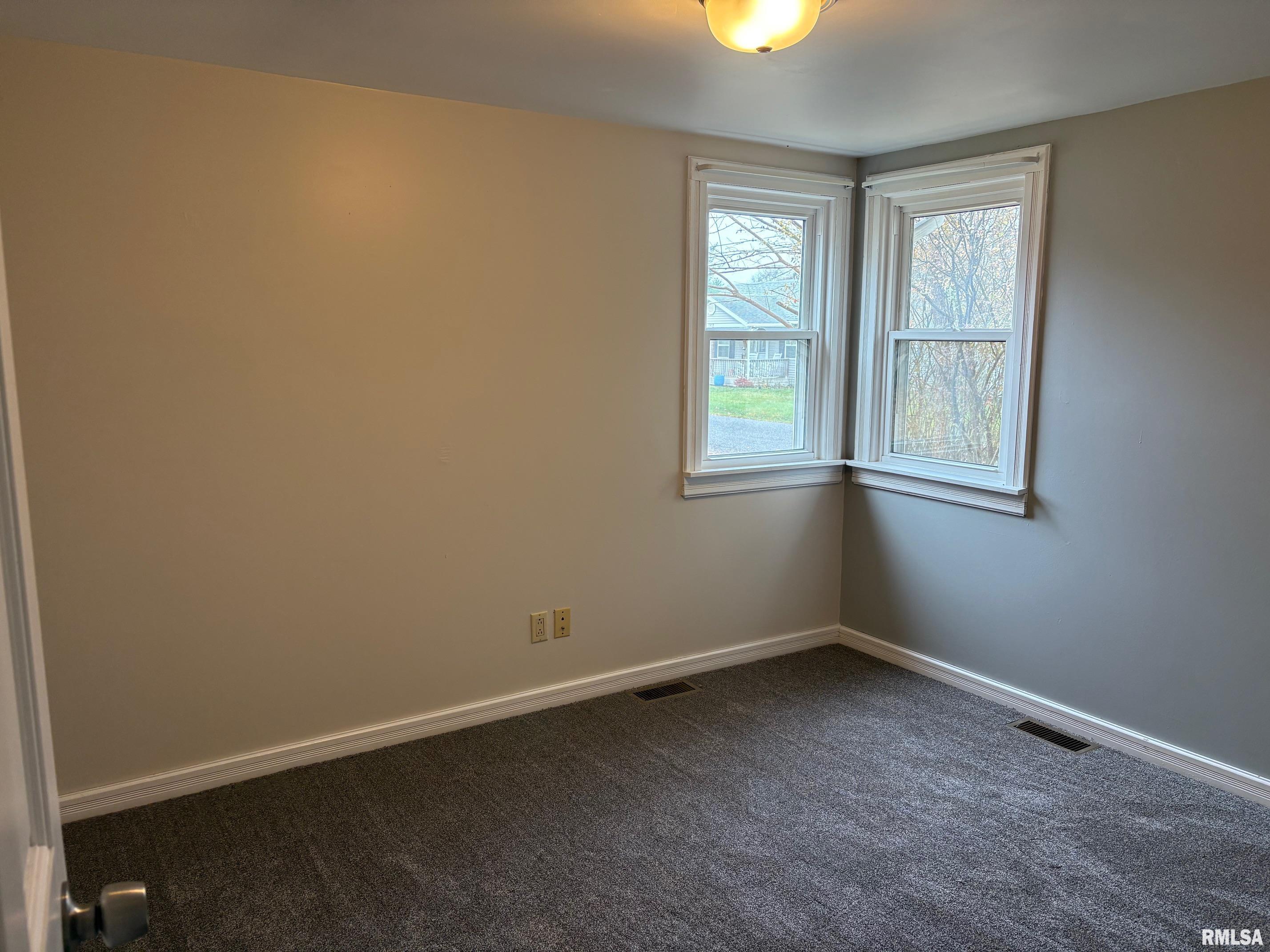 209 Locust Street Jacksonville, IL 62650 - Photo 13 of 19