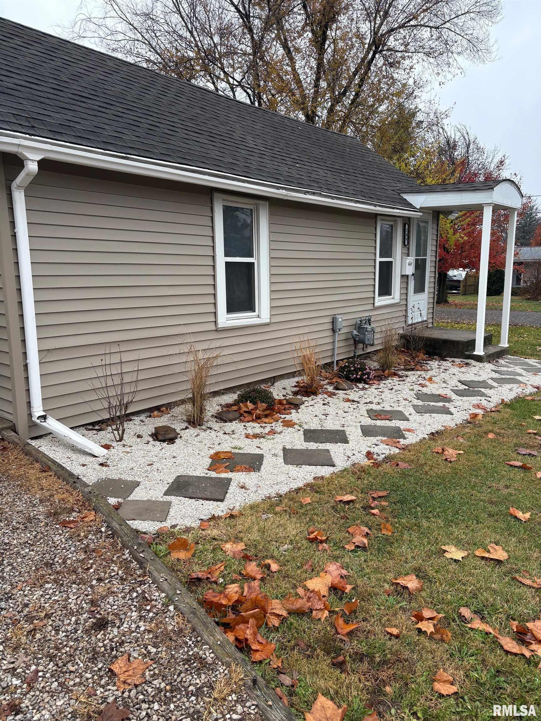 209 Locust Street Jacksonville, IL 62650 - Photo 2 of 19