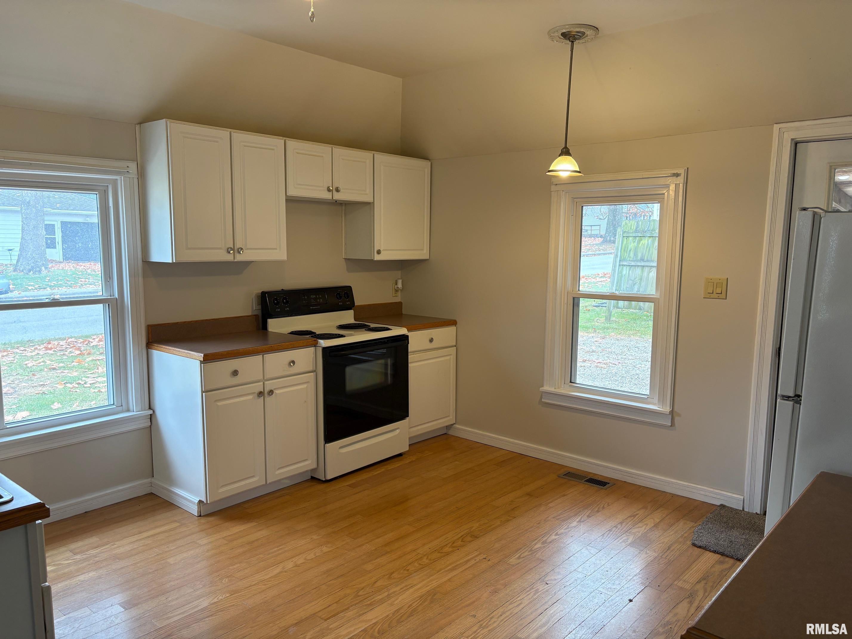 209 Locust Street Jacksonville, IL 62650 - Photo 9 of 19