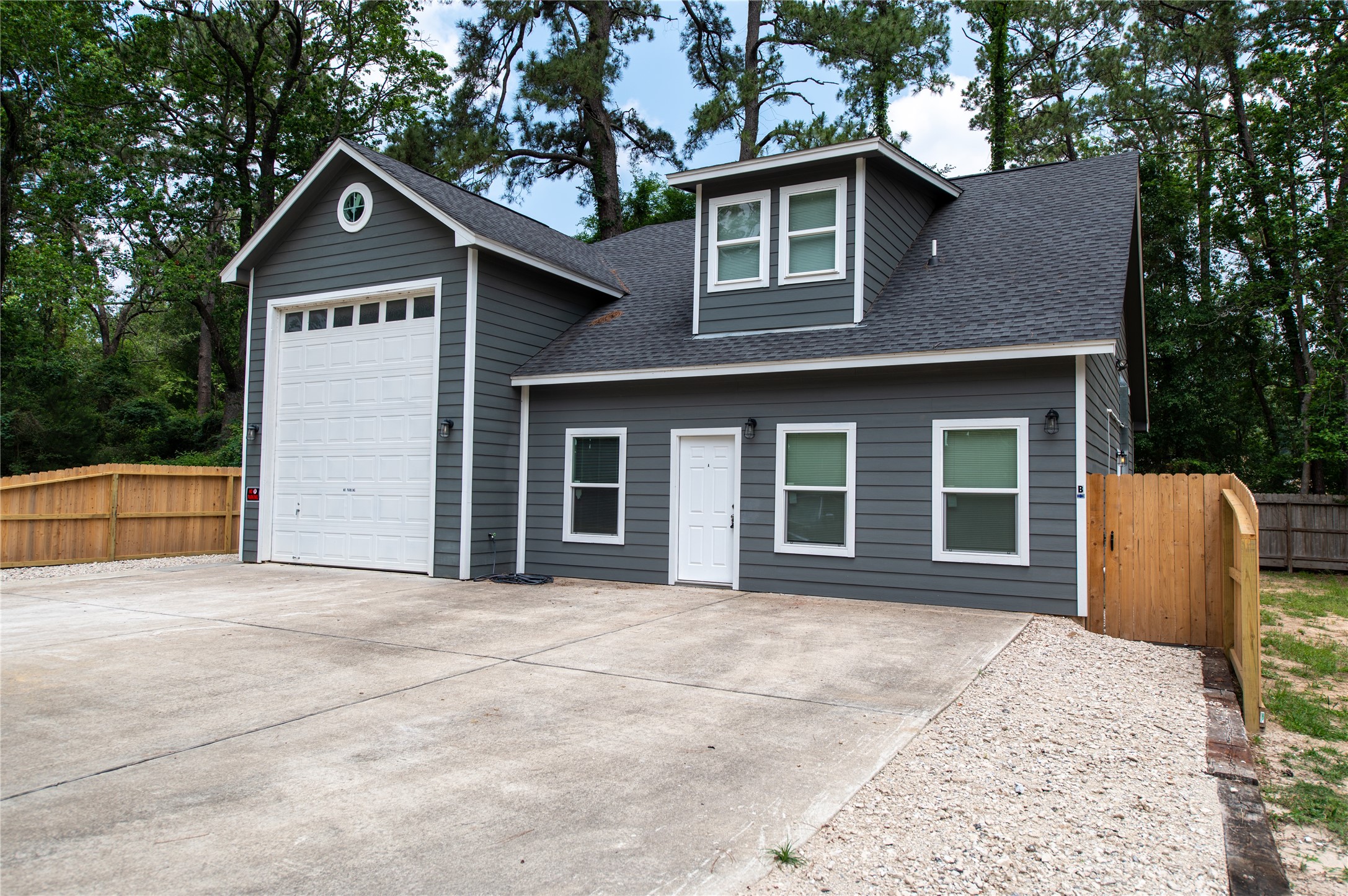 519 Magnolia Point Drive, Unit B Houston, TX 77336 - Photo 2 of 11
