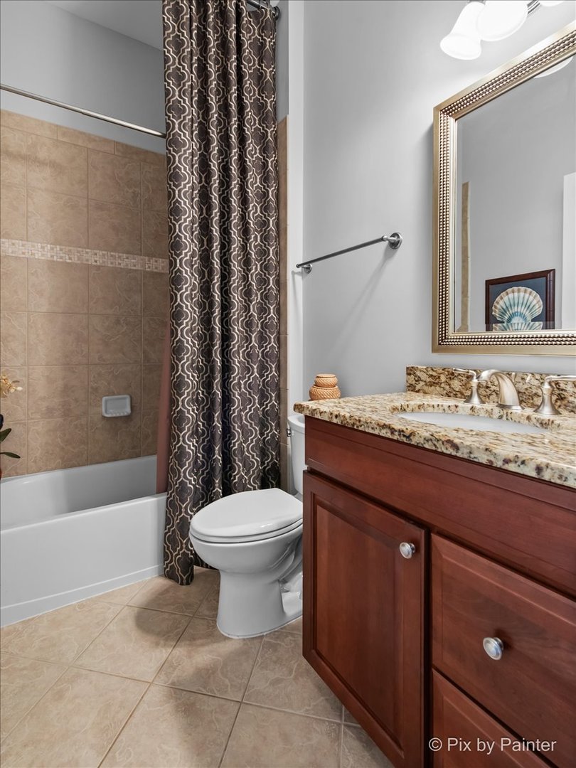 3879 Seigle Drive Elgin, IL 60124 - Photo 19 of 44 a bathroom with a sink a toilet and a bathtub