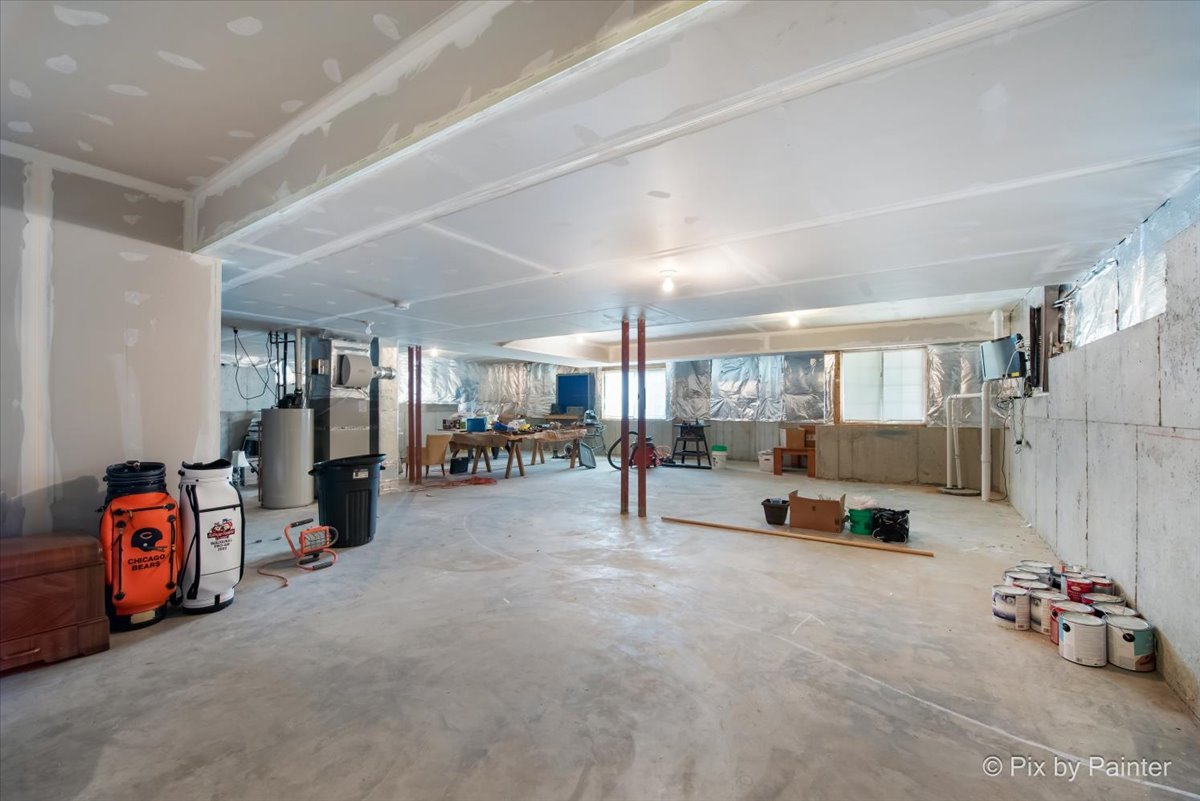 3879 Seigle Drive Elgin, IL 60124 - Photo 26 of 44 a view of a room with gym equipment